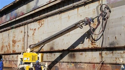 Large-Arm Rust Removal Robot